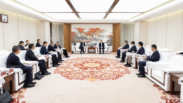 莫鼎革與中國(guó)一重黨委書(shū)記、董事長(zhǎng)徐鵬舉行會(huì)談