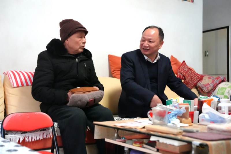 公司黨委走訪慰問困難黨員和困難職工、看望慰問老領(lǐng)導(dǎo)和老同志