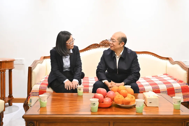 國務院國資委黨委委員、副主任譚作鈞看望慰問中國化學“時代楷模”邱軍同志家屬