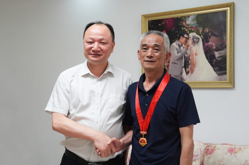 周鴻“七一”前夕看望慰問(wèn)老黨員